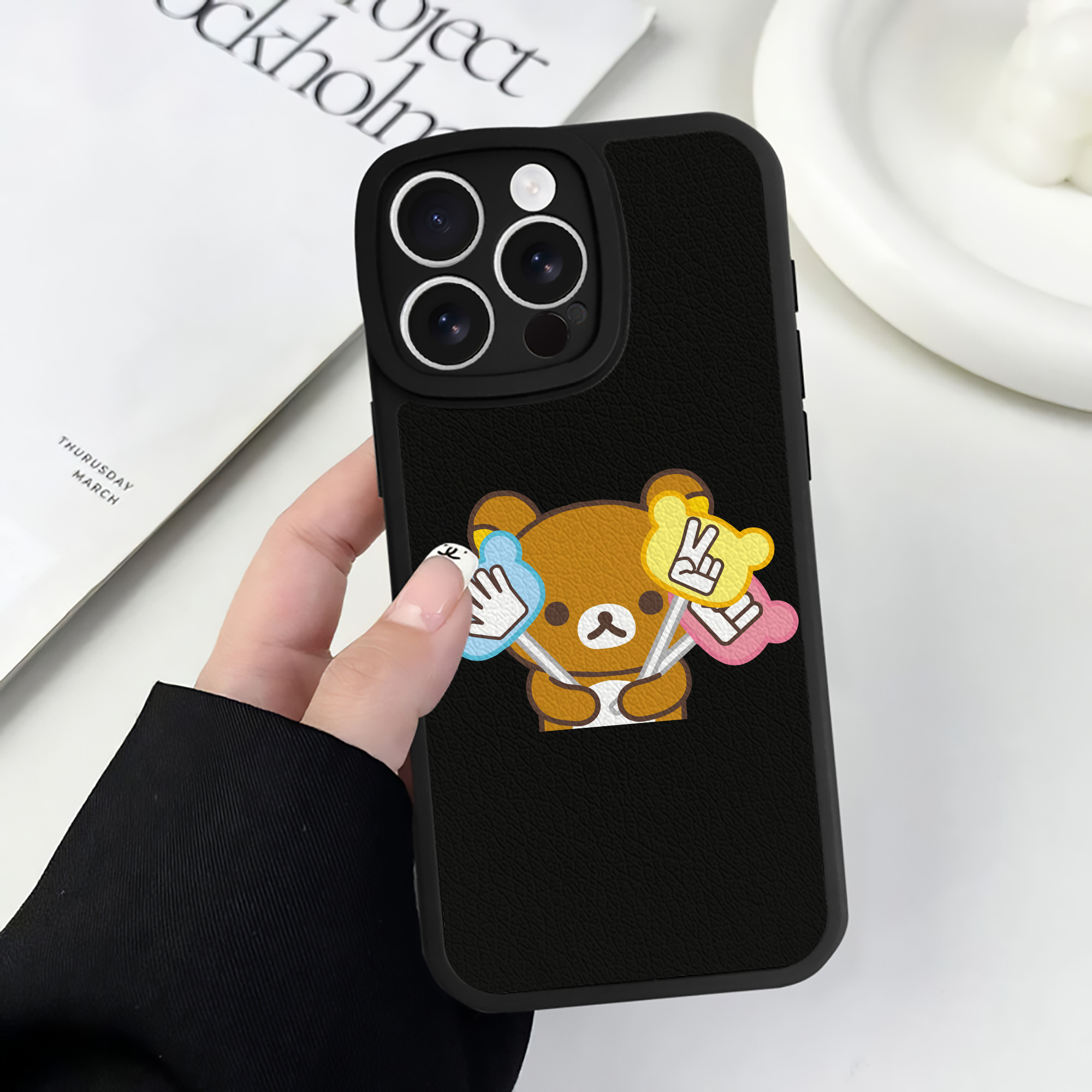 （画像用） リラックマ リラックマ キイロイトリ Rilakkuma Korilakkuma Kiiroitori 【iPhone 16シリーズ対応】シリコンスマホケース（レザー調） 材質：シリコン